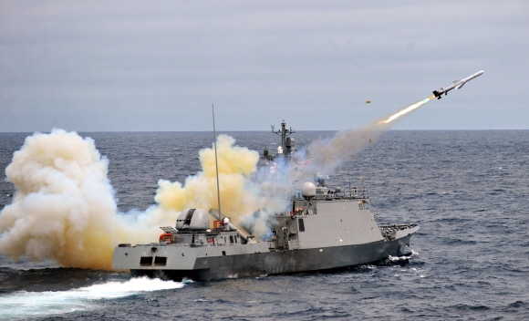 해군이 20일 독도 인근 동해상에서 실시한 북한 잠수함 침투 대비 실사격훈련에서 450t급 유도탄고속함(PKG)인 박동진함이 사거리 150㎞의 국산 함대함 유도탄 ‘해성’을 발사하고 있다.  사진공동취재단