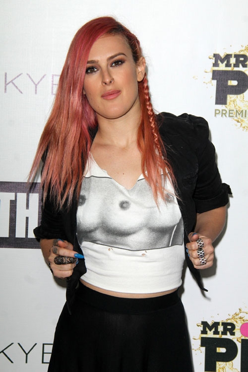 19일(현지시간) 미국 캘리포니아주 웨스트할리우드의 몬드리안 스카이바에서 열린 ‘가슴에 자유를’(Free The Nipple) 모금행사에서 브루스 윌리스와 데미 무어 사이에서 낳은 딸인 루머 윌리스가 레드카펫에서 포즈를 취하고 있다. ‘가슴에 자유를’은 각국의 여성에 대한 억압과 검열에 반대하는 여권신장 운동이다. 사진=TOPIC / SPLASH NEWS(www.topicimages.com)