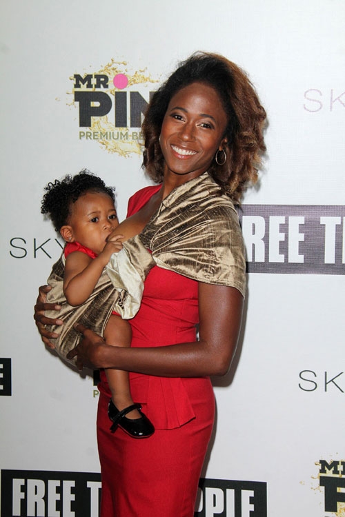 19일(현지시간) 미국 캘리포니아주 웨스트할리우드의 몬드리안 스카이바에서 열린 ‘가슴에 자유를’(Free The Nipple) 모금행사에서 애슐리 라이트가 레드카펫에서 모유 수유를 하며 포즈를 취하고 있다. ‘가슴에 자유를’은 각국의 여성에 대한 억압과 검열에 반대하는 여권신장 운동이다. 사진=TOPIC / SPLASH NEWS(www.topicimages.com)