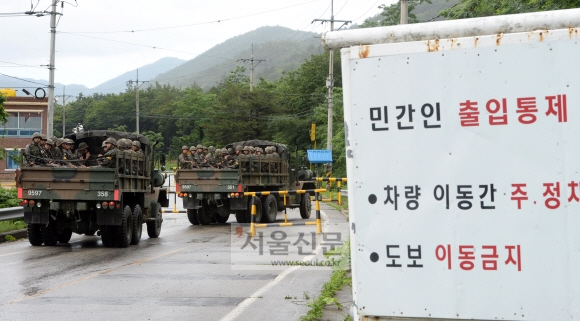 전날 동부전선 최전방 GOP에서 병사의 총기난사사건이 발생한 강원도 고성 일대에 서 22일 군 장병들이 무장한 채 민통선 안으로 수색작업투입이 되고 있다. 정연호 기자 tpgod@seoul.co.kr