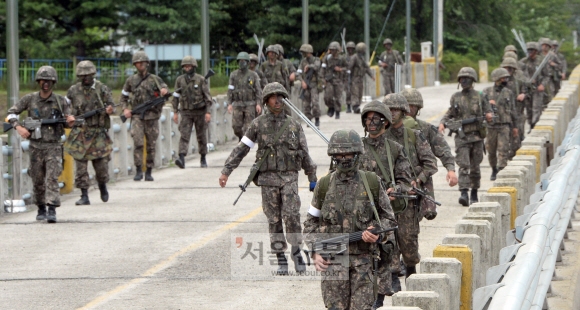 전날 동부전선 최전방 GOP에서 병사의 총기난사사건이 발생한 강원도 고성 일대에 서 22일 군 장병들이 무장한 채 수색작업을 펼치고 있다. 정연호 기자 tpgod@seoul.co.kr