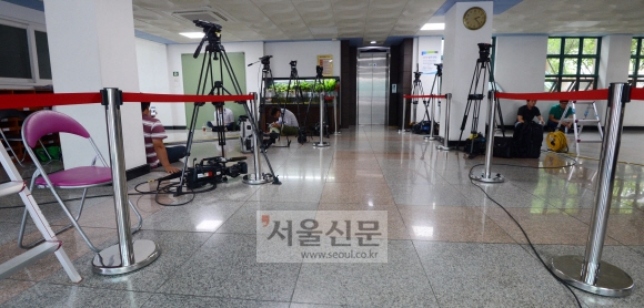 이틀째 창성동 정부청사 별관에 출근하지 않고 있는 문창극 총리후보자 사무실 앞에 기자와 방송 장비만 설치되어 있다. 안주영 기자 jya@seoul.co.kr
