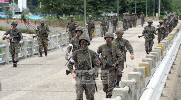 무장한 군 장병들이 22일 강원 고성군 일대에서 총기 난사 후 탈영한 임모 병장을 찾기 위해 대대적인 수색 작업을 펼치고 있다. 고성 정연호 기자 tpgod@seoul.co.kr