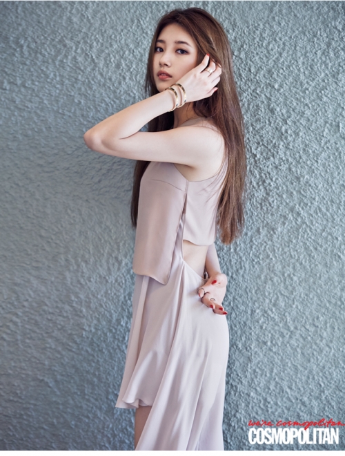 배우 수지<br>Drape Goddess:바람이 불 때마다 자연스럽게 흔들리는 드레이프 드레스와 심플한 주얼리가 잘 어울린다. <br>사진출처=코스모폴리탄