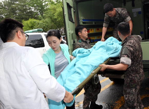 23일 수색병력과 대치중이던 임모 병장이 자살을 시도한 뒤 강릉 아산병원으로 이송되고 있다.  연합뉴스