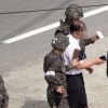 무장 탈영병 생포, 자살 시도..옆구리에 총까지 쏴 ‘유서 공개’
