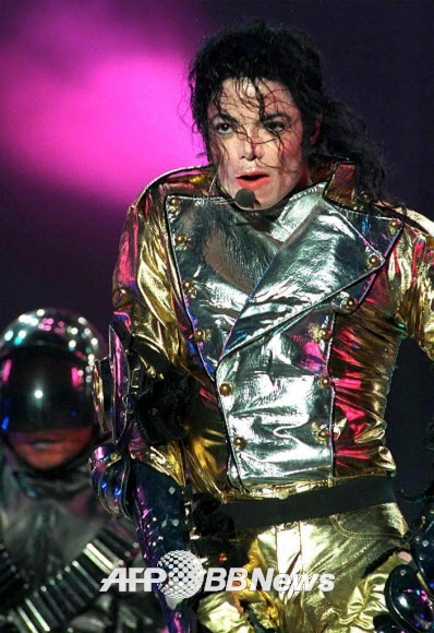 1999년 6월 27일 프랑스 니스에서 열린 콘서트에서 공연하는 마이클 잭슨
