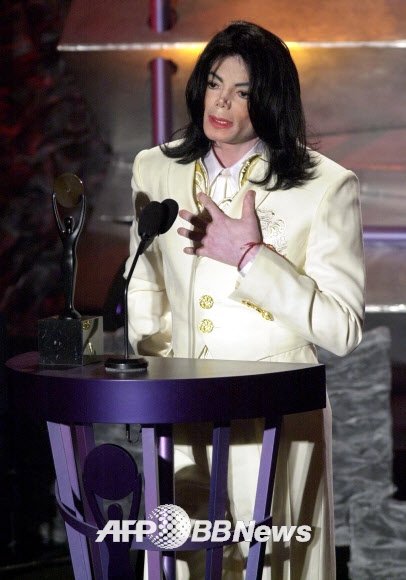 2001년 3월19일 미국 뉴욕의 명예의 전당의 락 앤 롤 솔로가수 부문에 헌액되는 마이클 잭슨