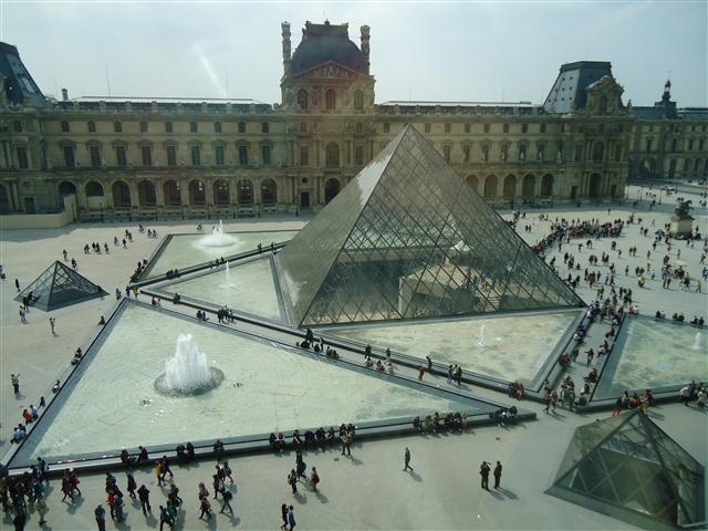 루브르 박물관 나폴레옹 궁정의 유리 피라미드는 전통과 현대미학이 이루는 절묘한 조화를 자랑하며 문화수도 파리의 랜드마크가 되고 있다.  파리 함혜리 선임기자 lotus@seoul.co.kr