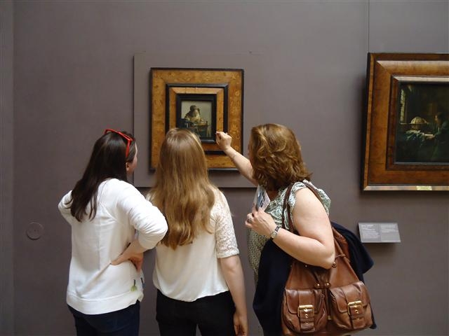 루브르 박물관을 찾은 관광객들이 17세기 플랑드르 회화의 거장 얀 페르메이르의 작품 ‘레이스 짜는 여인’을 감상하고 있다. lotus@seoul.co.kr