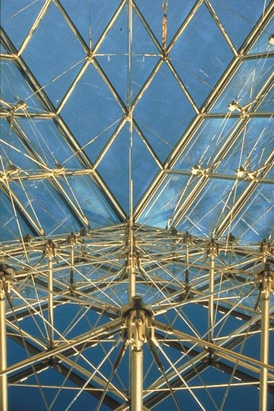 무색의 투명한 유리와 알루미늄 트러스로 완성된 유리 피라미드 내부. 모더니즘 건축의 마지막 거장으로 손꼽히는 I M 페이는 기하학적 디자인으로 정평이 나 있다. 페이 콥 프리드 앤 파트너스 제공