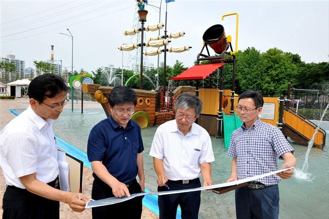 김성환(왼쪽에서 두 번째) 구청장이 23일 야외 수영장을 찾아 공사 현장 관계자 등과 마지막 안전 점검을 하고 있다. 노원구 제공