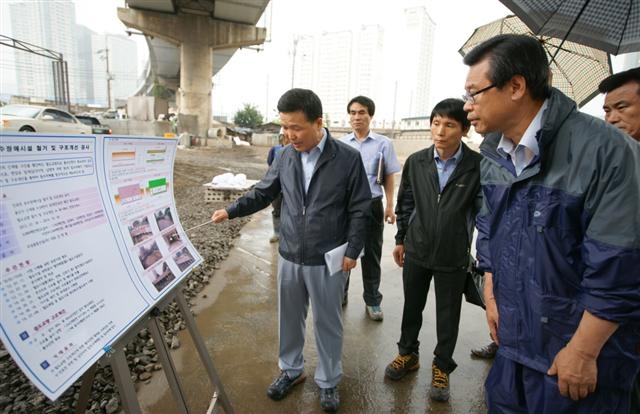 성장현(오른쪽에서 두 번째) 용산구청장이 지난 23일 신계동 인근 만초천 유수 장애시설 철거 및 구조개선 공사 현장을 찾아 안전을 점검하고 있다. 용산구 제공