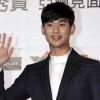 김수현, 中생수 모델 예정대로 한다