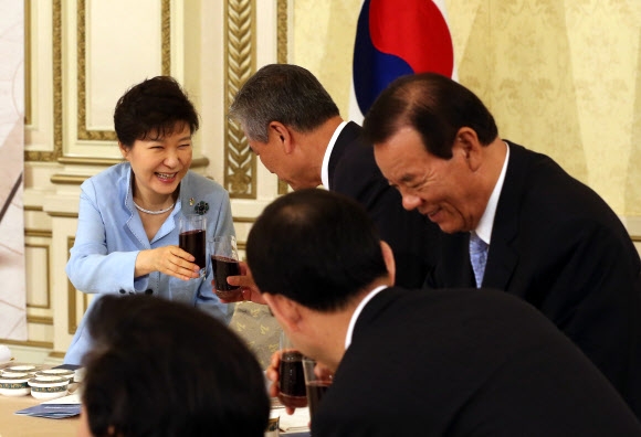 상공회의소 회장단과 건배하는 박 대통령