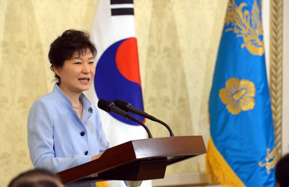 26일 박근혜대통령이 청와대 영빈관에서 전국 상공회의소 회장단 오찬에 참석해 인사말을 하고있다.  이언탁 기자 utl@seoul.co.kr