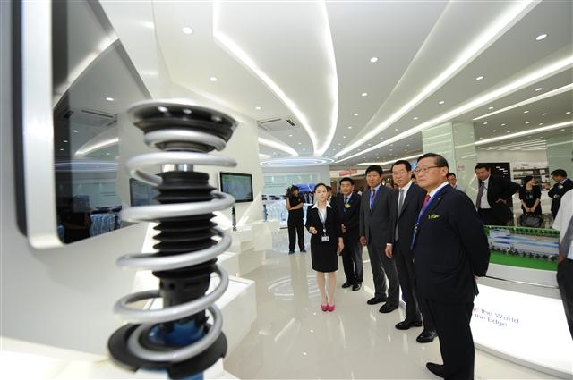 26일 만도 중국 R&D 센터(MRC) 준공식에서 정몽원(오른쪽부터) 한라그룹 회장, 권영세 주중 한국대사가 1층 제품 전시관을 둘러보고 있다. 만도 제공