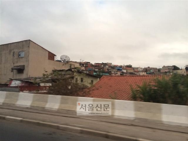 한국-벨기에 H조 최종전이 열리는 코린치앙스 경기장 주변의 빈민촌.