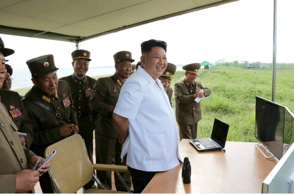 북한 김정은 국방위원회 제1위원장이 새로 개발한 전술유도탄 시험발사를 지도했다고 노동신문이 27일 보도했다. 북한이 신형 무기의 시험발사 사실을 공개한 것은 매우 이례적이다.  연합뉴스