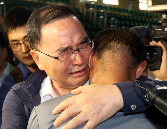 정홍원 총리가 유임 후 첫 일정으로 27일 오후 진도실내체육관을 찾아 세월호 참사 실종자 가족들을 만나 눈물을 흘리며 위로하고 있다. 연합뉴스