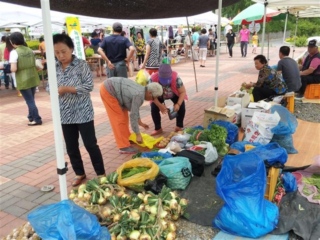 충남 예산군 대흥면 주민들이 손수 기른 농산물을 의좋은 형제 장터에 갖고 나와 팔고 있다. 이 장터는 인정과 정보를 나누면서 ‘의좋은 이웃’을 만드는 매개체 역할을 한다. 대흥슬로시티협의회 제공