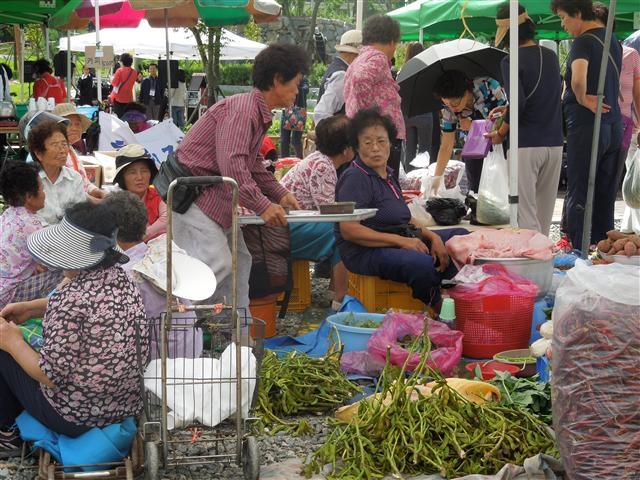충남 예산군 대흥면 주민들이 손수 기른 농산물을 의좋은 형제 장터에 갖고 나와 팔고 있다. 이 장터는 인정과 정보를 나누면서 ‘의좋은 이웃’을 만드는 매개체 역할을 한다. 대흥슬로시티협의회 제공