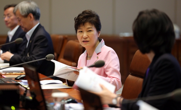 박근혜 대통령이 30일 오전 청와대에서 열린 수석비서관회의에 참석해 보건복지부 등 17개 부처가 공동으로 집필한 ‘나에게 힘이 되는 복지서비스’ 가이드북을 살펴보고 있다.  2014. 6. 30 이언탁 utl@