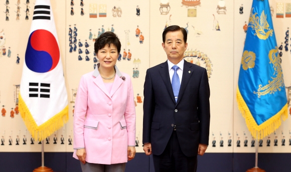 박근혜 대통령이 30일 청와대에서 한민구(오른쪽) 신임 국방부 장관에게 임명장을 수여한 뒤 기념 촬영을 하고 있다.  이언탁 기자 utl@seoul.co.kr