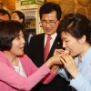 청주 서문시장 방문한 박근혜 대통령, 삼겹살 쌈 시식[포토]
