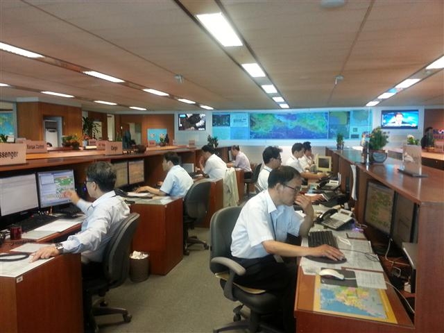 1일 서울 강서구 공항동 대한항공 본사 A동 8층에 위치한 통제센터에서 항공기 운항 관련 전문가들이 컴퓨터 모니터를 통해 운항 정보를 분석하고 있다.