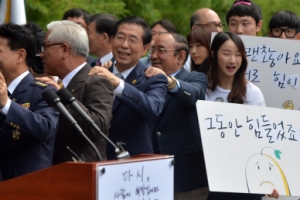 ‘어깨 꾹꾹’ 박원순 서울시장 열린 취임식