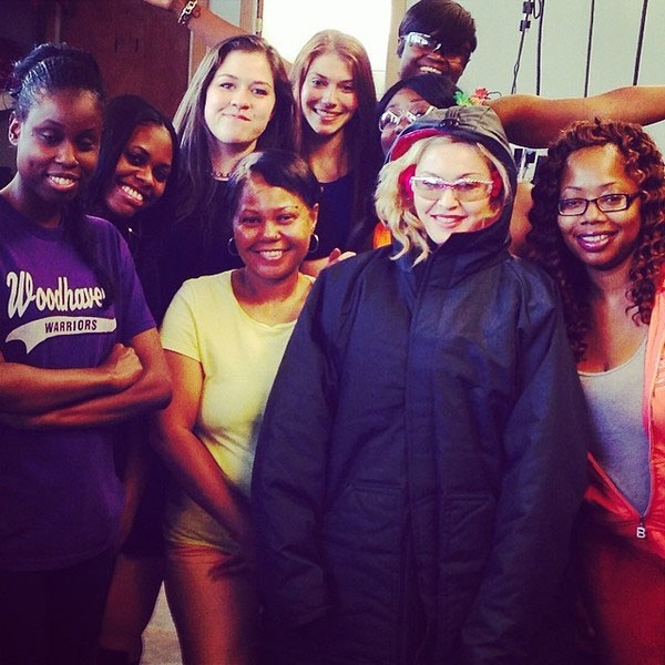기부금을 약속한 디트로이트 노숙자 여성 근로자들과 마돈나(가운데) 사진=마돈나 공식 홈페이지(www.madonna.com)