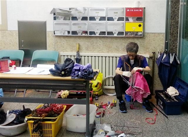 종로구 동 주민센터에서 수리공이 우산을 무료로 수리해 주고 있다. 종로구 제공 종로구 동 주민센터에서 수리공이 우산을 무료로 수리해 주고 있다. 종로구 제공