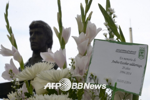콜롬비아, 자책골로 피살당한 에스코바르 선수 추모
