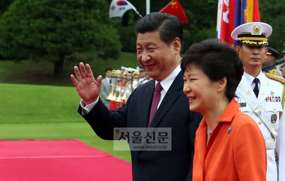 3일 오후 한국을 국빈 방문한 시진핑(왼쪽) 중국 국가주석이 청와대 공식 환영식에 참석해 박근혜 대통령의 안내하에 의장대의 사열을 받고 있다. 이언탁 기자 utl@seoul.co.kr