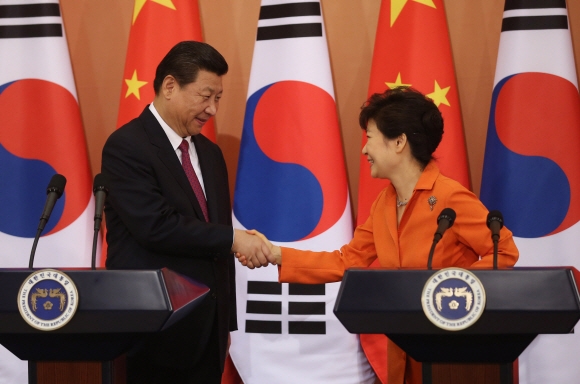 박근혜(오른쪽) 대통령과 시진핑 중국 국가주석이 3일 청와대에서 공동 기자회견을 마친 뒤 악수를 하고 있다. 이언탁 기자 utl@seoul.co.kr