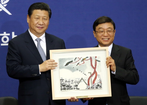 그림 선물 받는 시진핑 주석