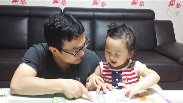 김대선씨가 지난 3일 퇴근 후 집에서 딸과 놀아 주고 있다.