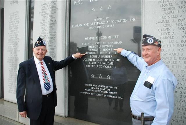 지난달 22일 기념비 앞 공원에서 열린 한국전쟁 64주년 기념행사에서 1996년 기념비 건립에 참여했던 참전 용사 두 명이 기념비 뒷면에 새겨진 자신들의 이름을 가리키고 있다. 뉴올리언스 한인회 제공