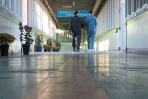 교도관 2명 확진에 불안한 재소자들...대구교도소 “편지로 심리 상담”