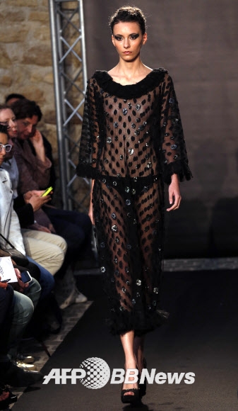 2014/2015 오트쿠튀르(Haute Couture) 가을-겨울 컬렉션에서 선보인 유명 프랑스 디자이너 도나텔라 베르사체(Donatella Versace)의 의상