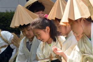 도롱이 입고 전통 농사 체험