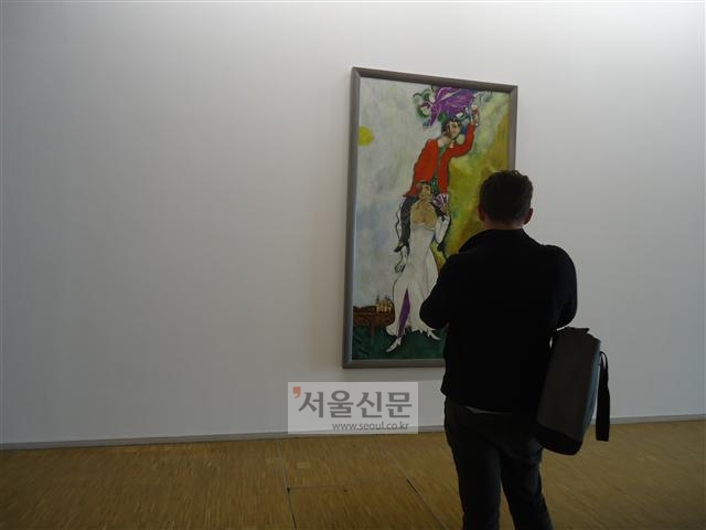 퐁피두센터 국립현대미술관을 찾은 관람객이 상설전시실에 걸린 마르크 샤갈의 작품을 감상하고 있다.  파리 함혜리 선임기자 lotus@seoul.co.kr