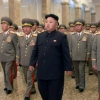 다리 저는 김정은… 軍시찰 중 다쳤나