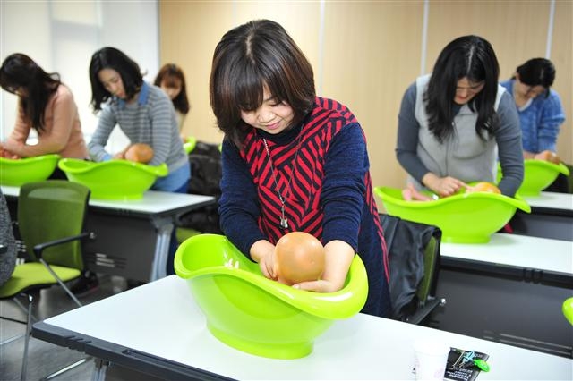 송파구 장지동에 전국 최초로 설립된 구립산모건강증진센터에서 산모들이 아기 목욕시키는 법을 익히고 있다. 송파구 제공