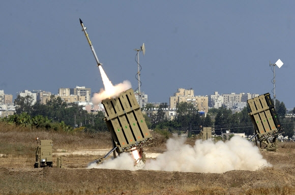 이스라엘의 로켓 방어시스템 아이언 돔의 요격미사일이 9일(현지시간) 가자지구 인근 아시도드에서 발사되고 있다. 아이언 돔은 주거지역으로 향하는 로켓만을 감지해 요격한다.  아시도드 AFP 연합뉴스