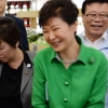 朴대통령 김포 직판장 방문에…野 “재보선 지역에는 왜 가나”