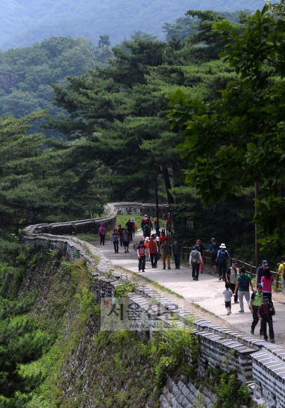 남한산성은 최근 복원과 함께 둘레길이 정비되면서 역사와 문화를 느낄 수 있는 주말 가족 여행지로 관심을 끌고 있다(서문에서 북문으로 가는 구간).
