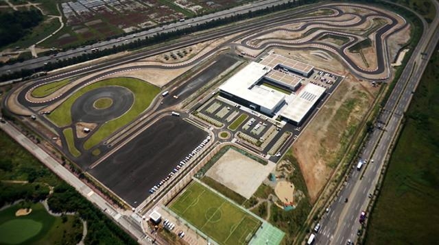 다음달 초 인천 영종도에 아시아 최초로 문을 여는 BMW 드라이빙센터의 전경. 축구장 33개를 합친 24만㎡ 부지로 드라이빙센터 건설에 총 770억원이 들었다. BMW코리아 제공