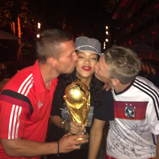독일 축구대표팀 루코스 포돌스키 슈바인슈타이거에게 뽀뽀를 받고 있는 팝스타 리한나